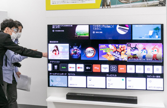 LG전자 일본법인 관계자가 일본 도쿄에서 열린 LG TV 신제품 소개 행사에서 LG 올레드 에보를 소개하고 있다. <LG전자 제공>